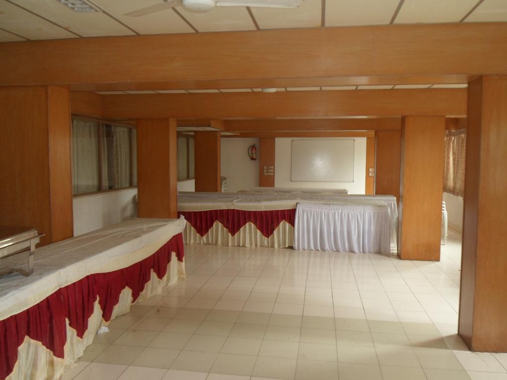 Hotel Rajdeep Inn Ahmedabad Exterior foto