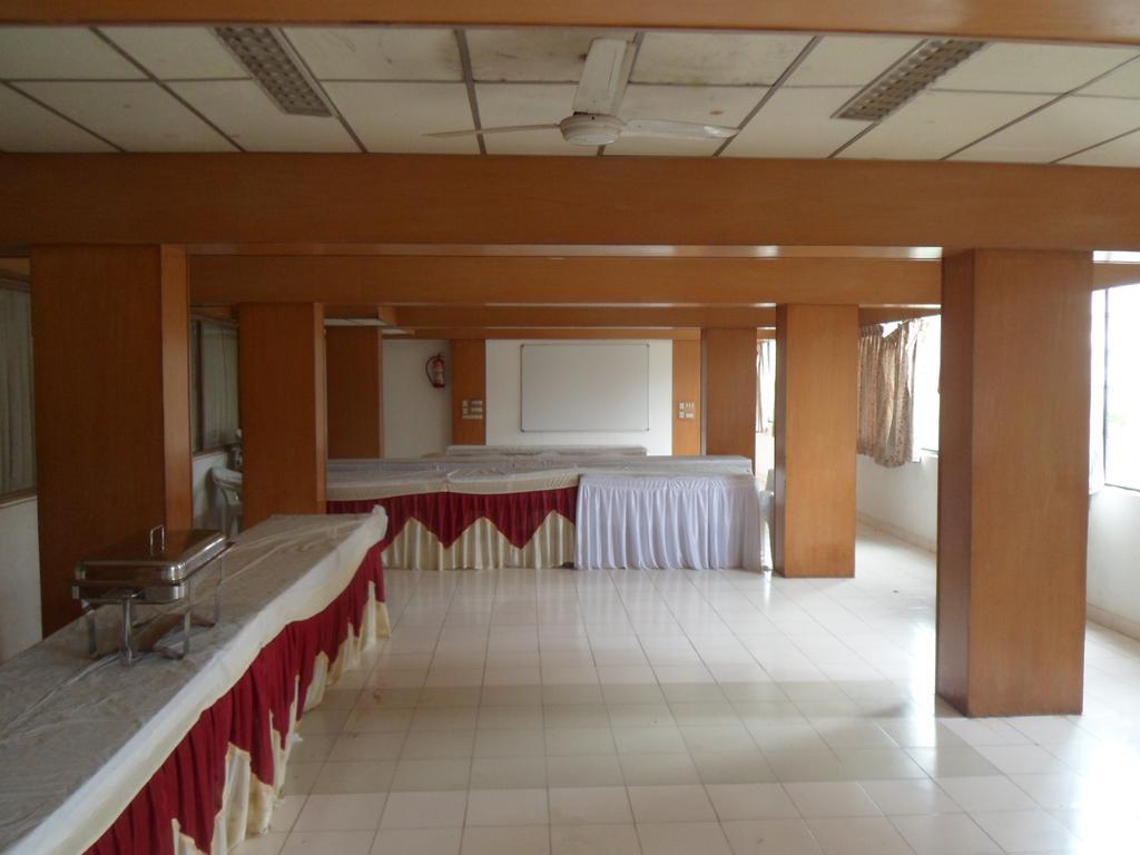 Hotel Rajdeep Inn Ahmedabad Exterior foto